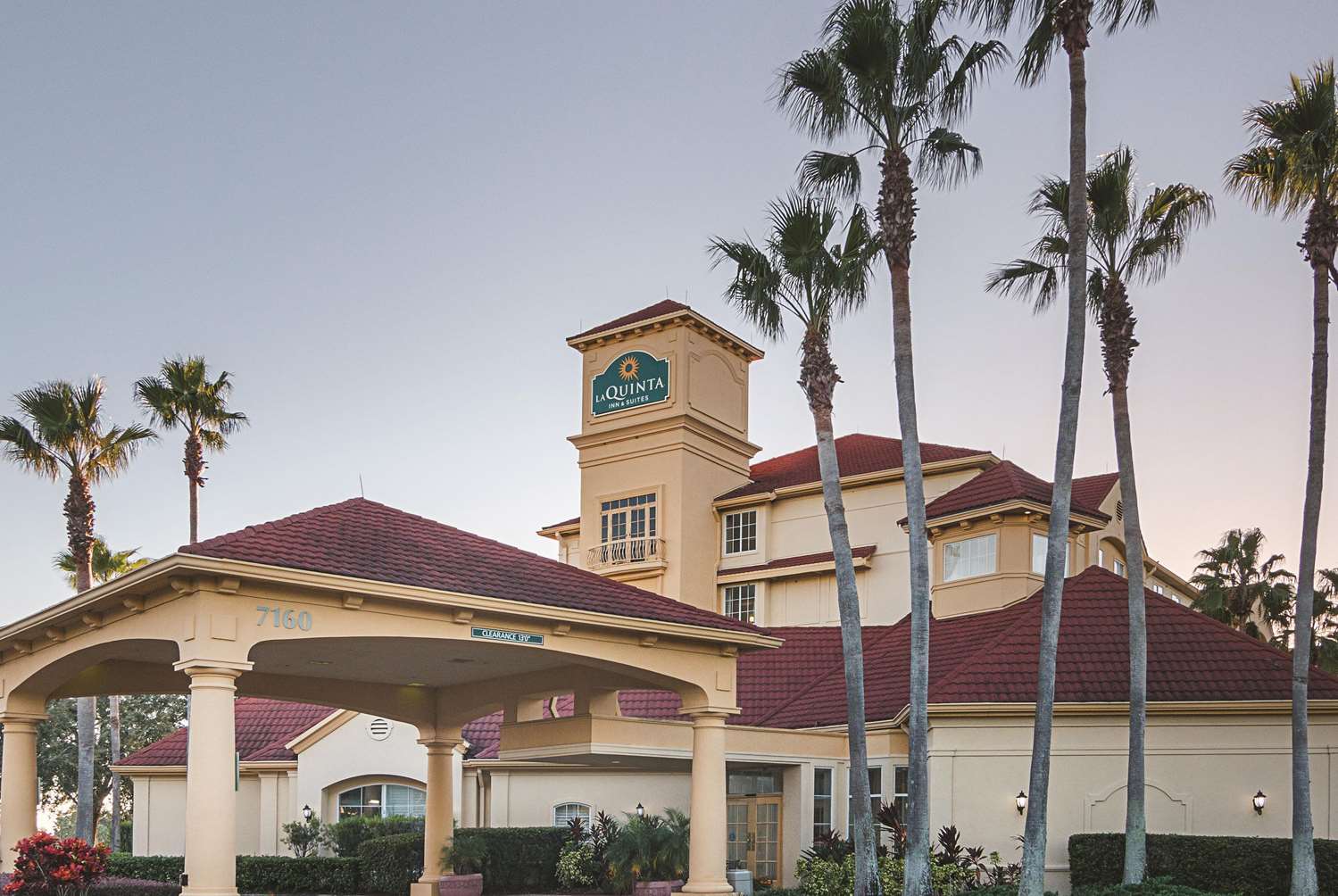 La Quinta Inn & Suites by Wyndham Orlando Airport