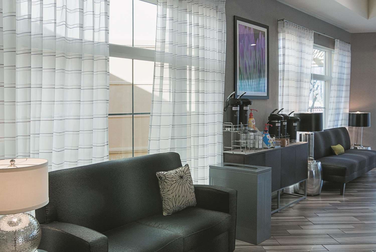 La Quinta Inn & Suites by Wyndham Orlando Airport