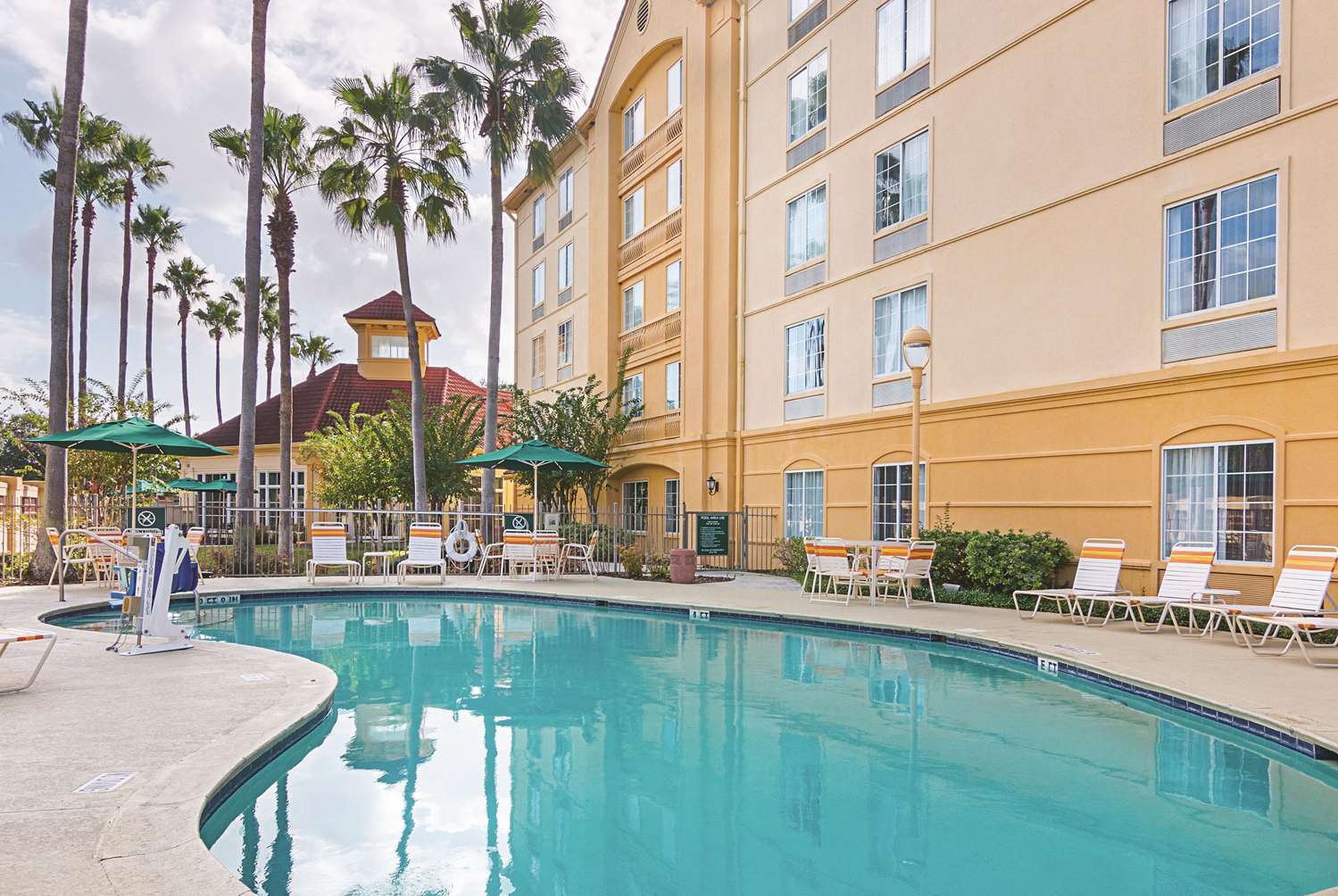 La Quinta Inn & Suites by Wyndham Orlando Airport