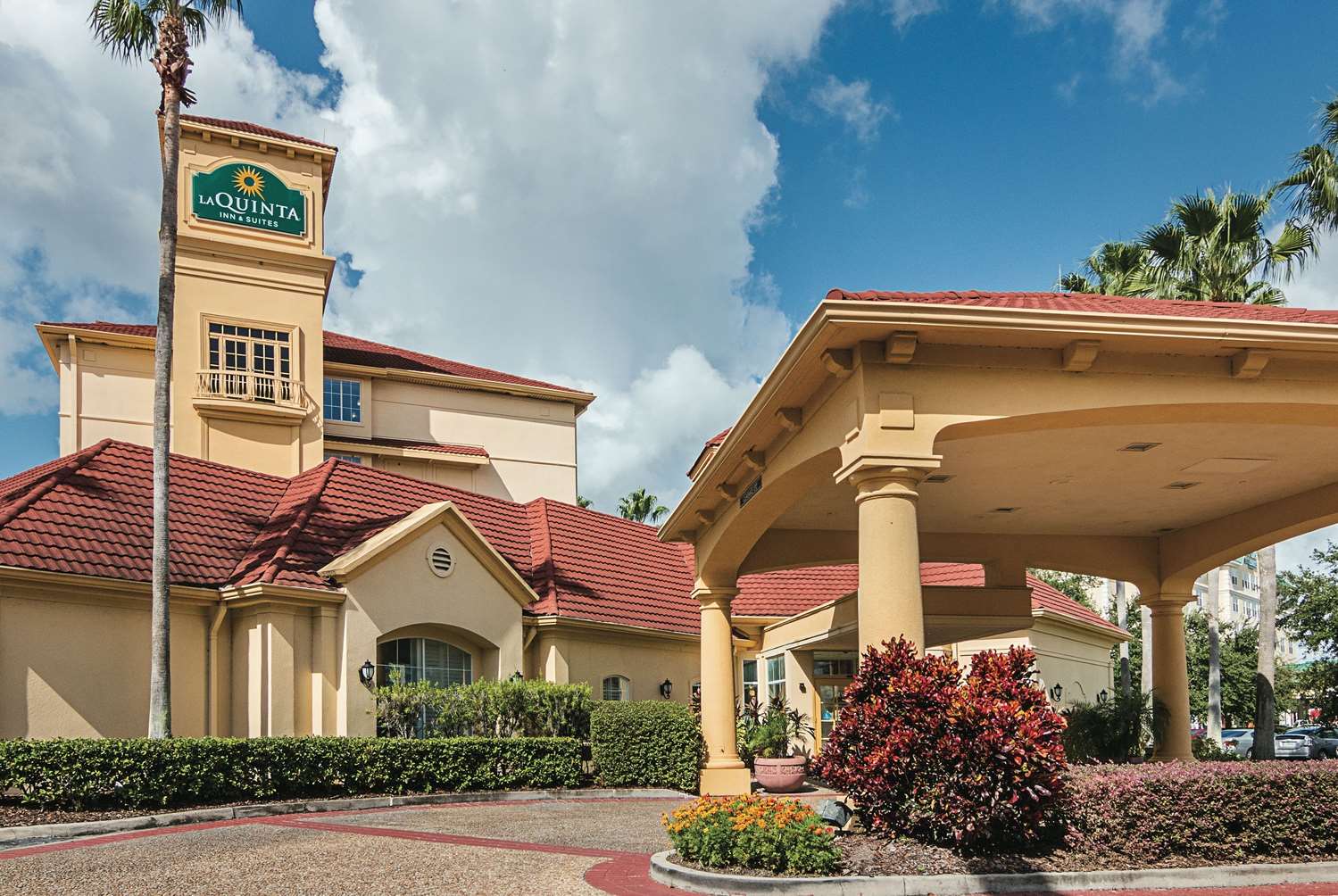 La Quinta Inn & Suites by Wyndham Orlando Airport