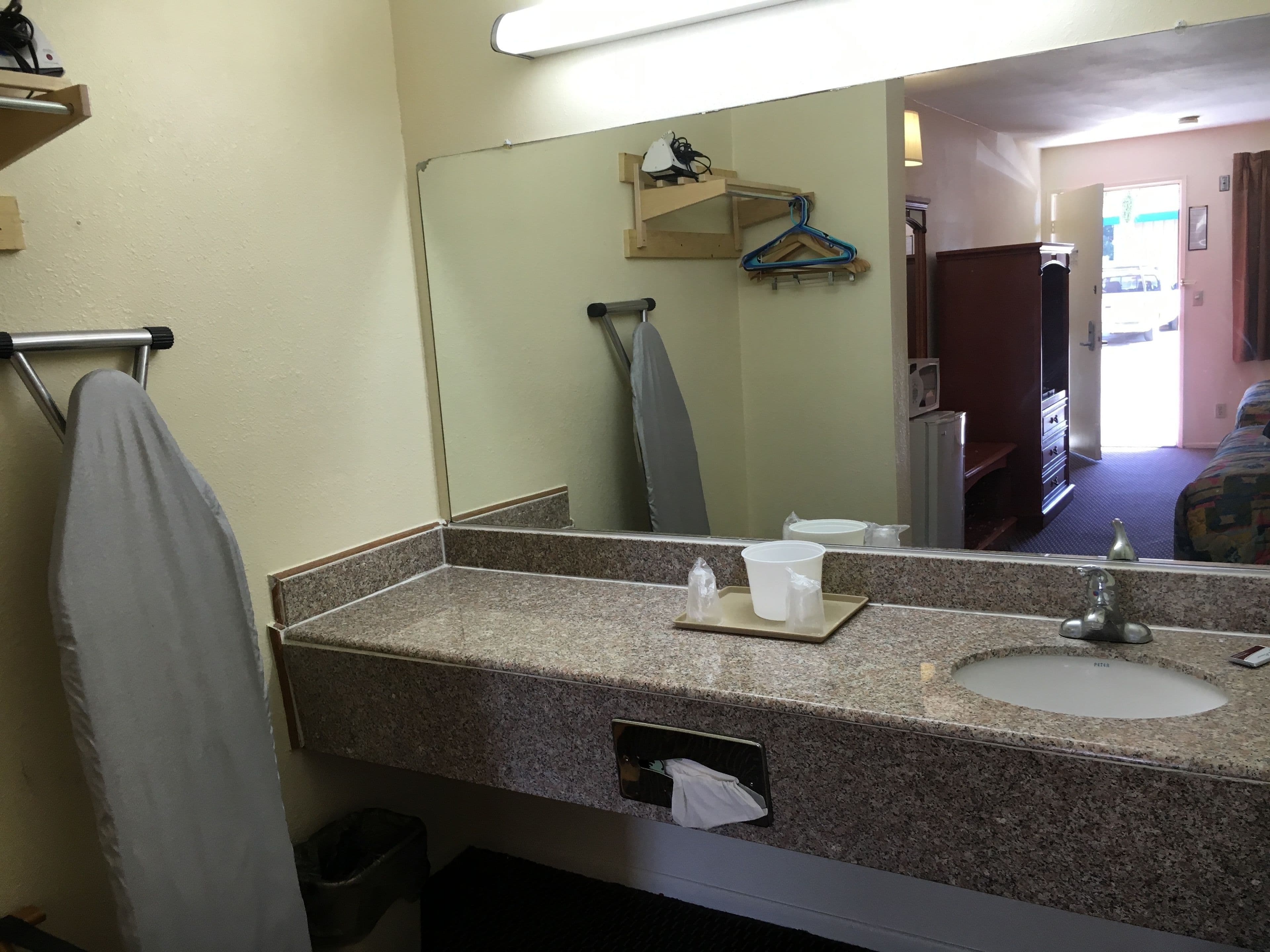 Economy Inn - Ontario