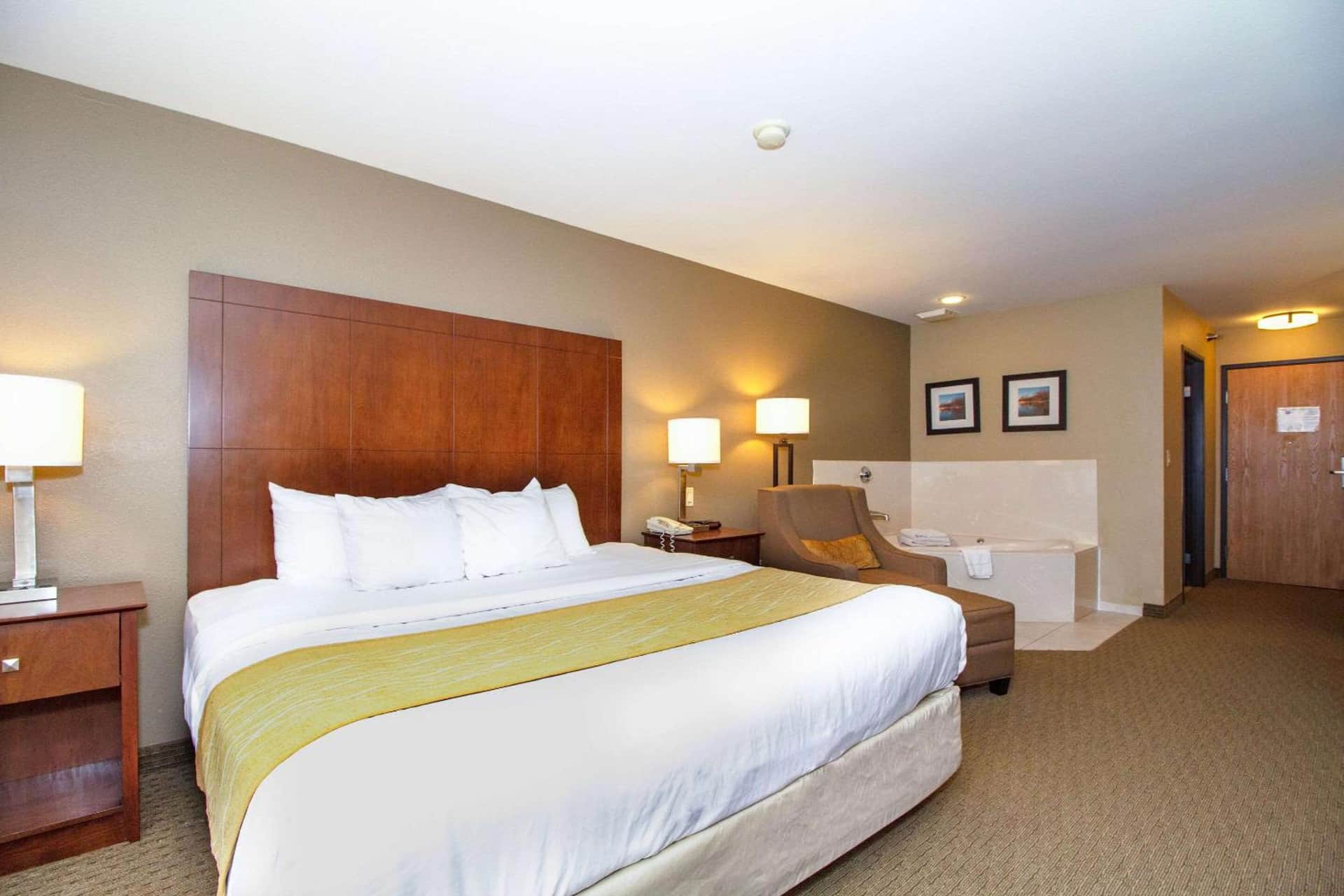 Comfort Inn & Suites East Moline near I-80