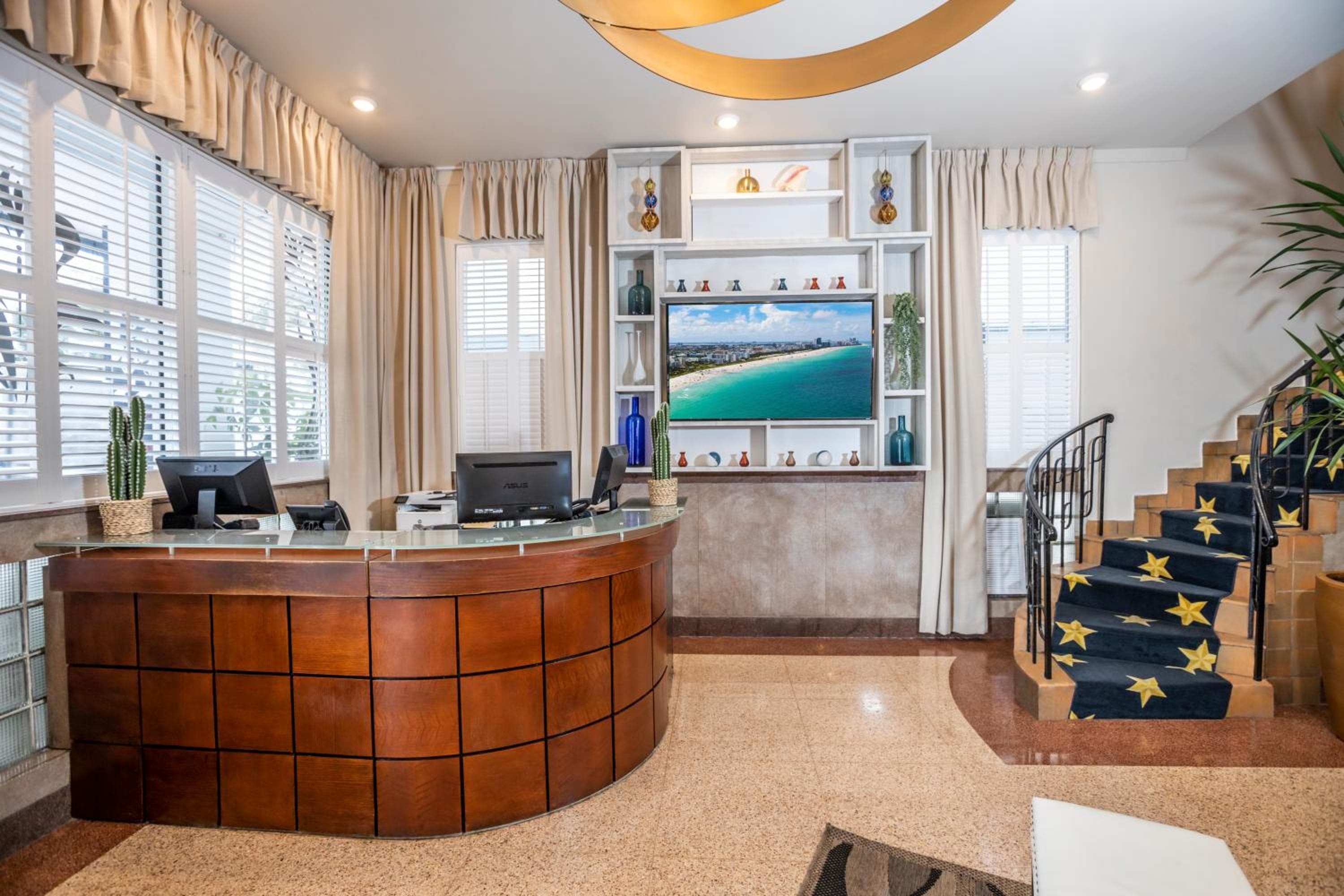 Chesterfield Hotel & Suites