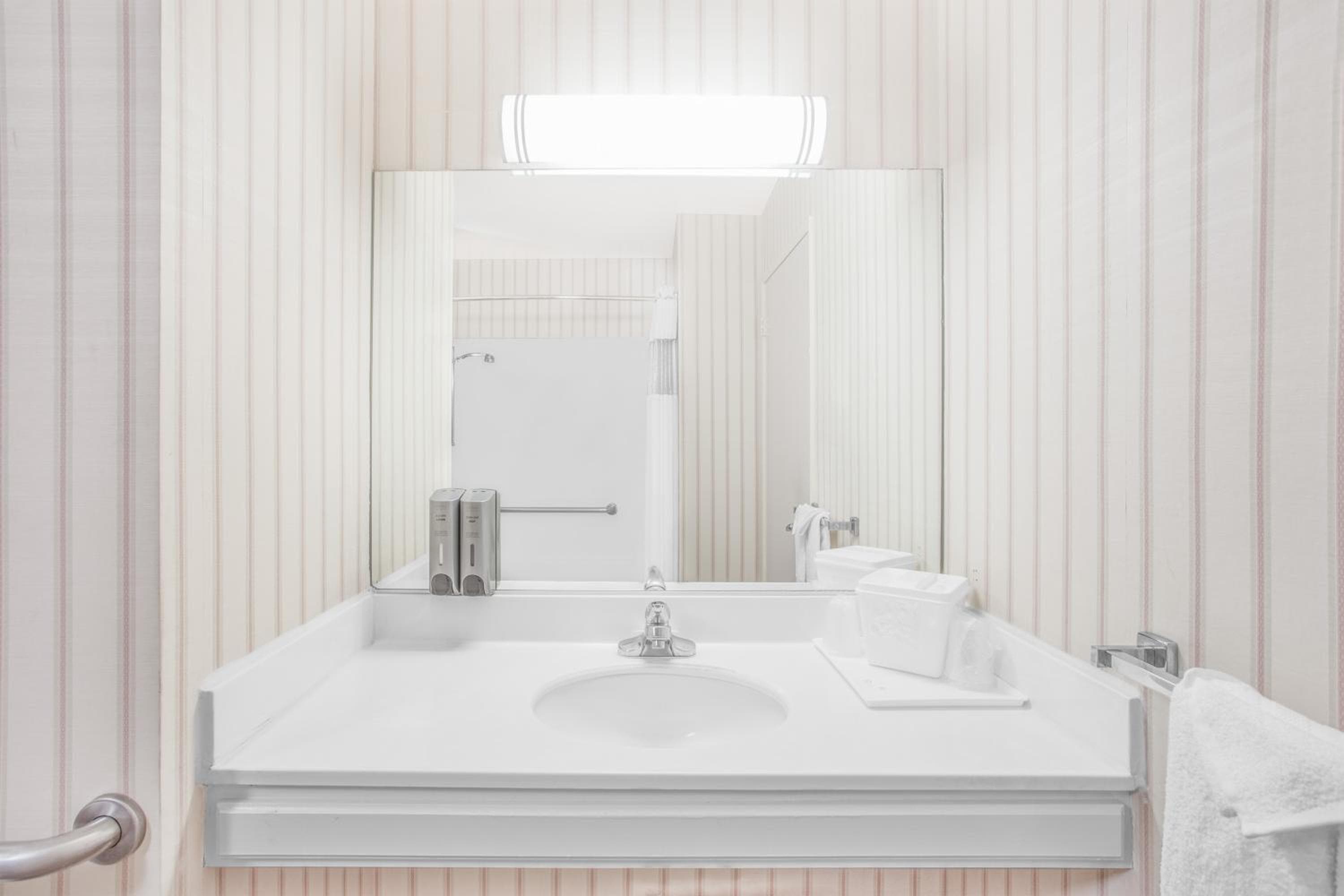 Ramada by Wyndham Barstow