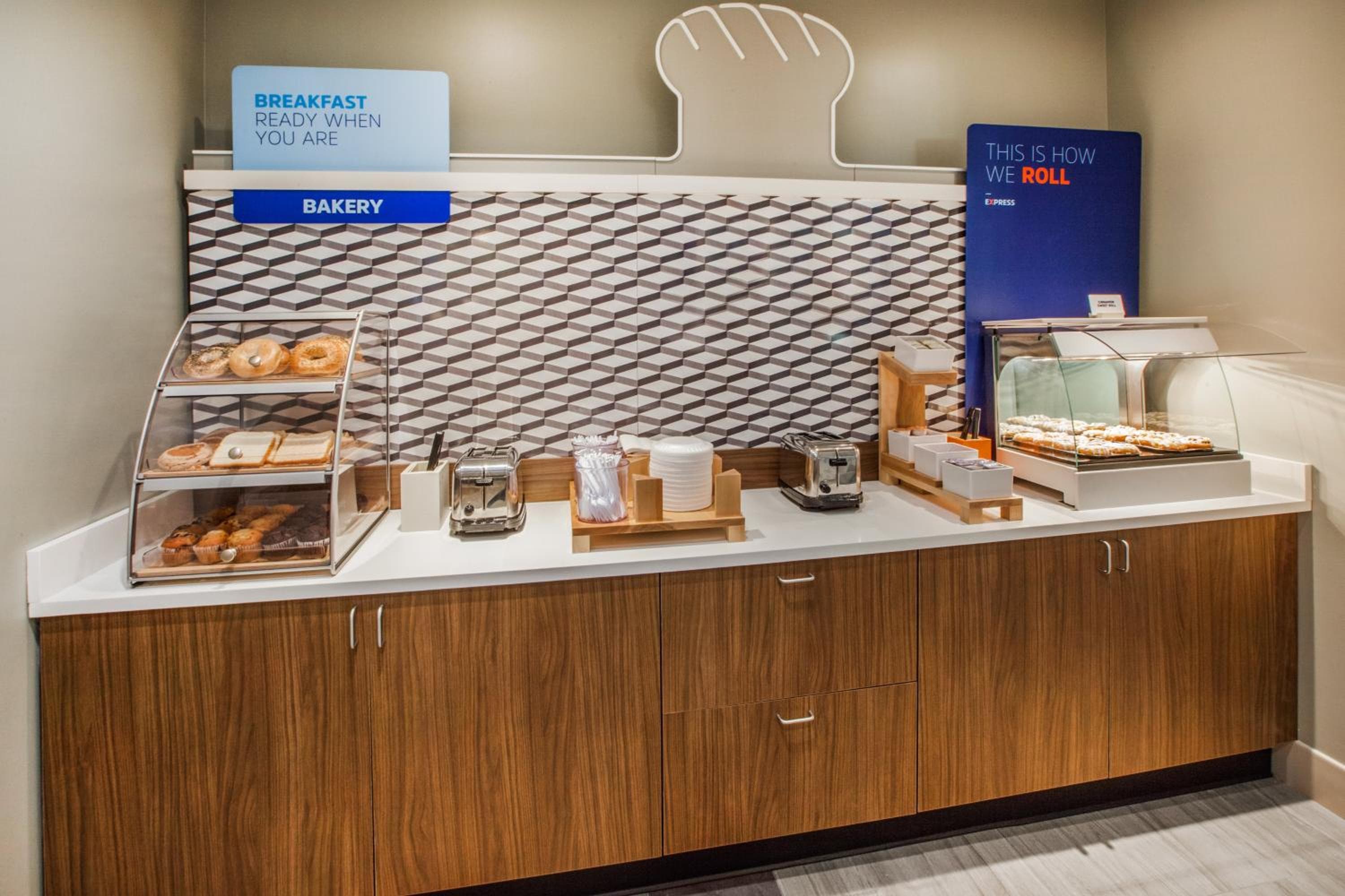 Holiday Inn Express & Suites - Naples Downtown - 5th Avenue
