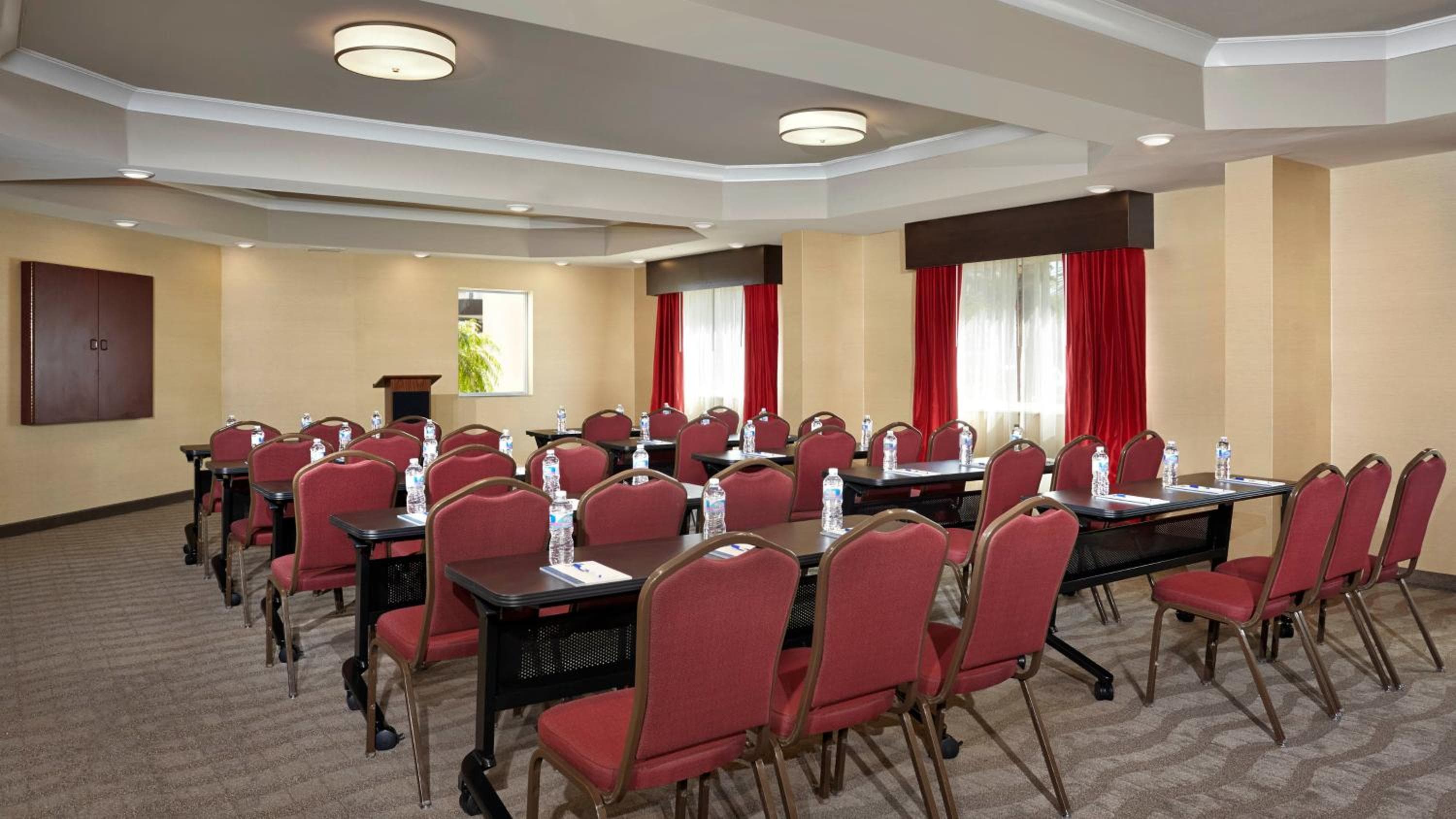 Holiday Inn Express & Suites - Naples Downtown - 5th Avenue