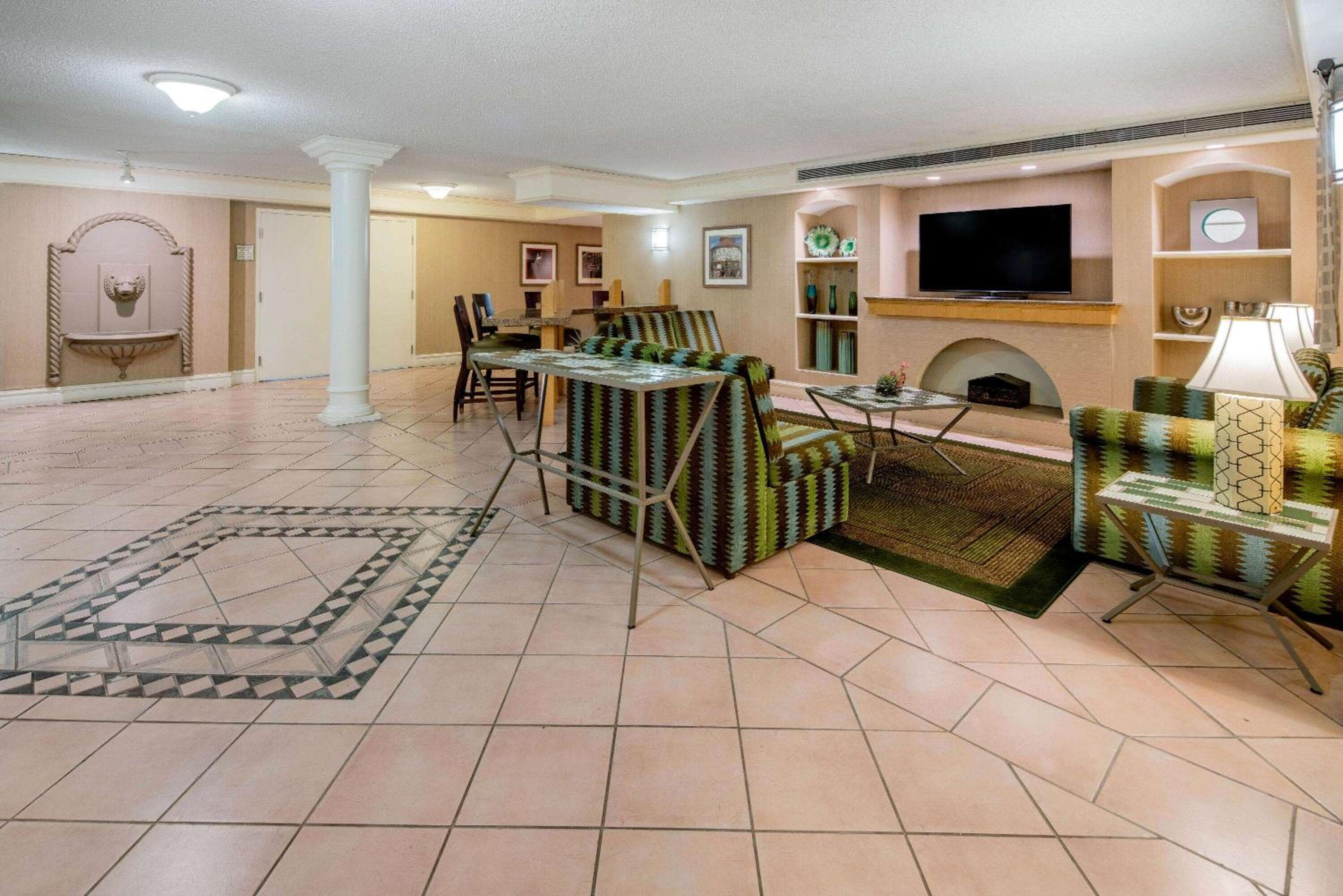 La Quinta Inn & Suites by Wyndham Irvine Spectrum