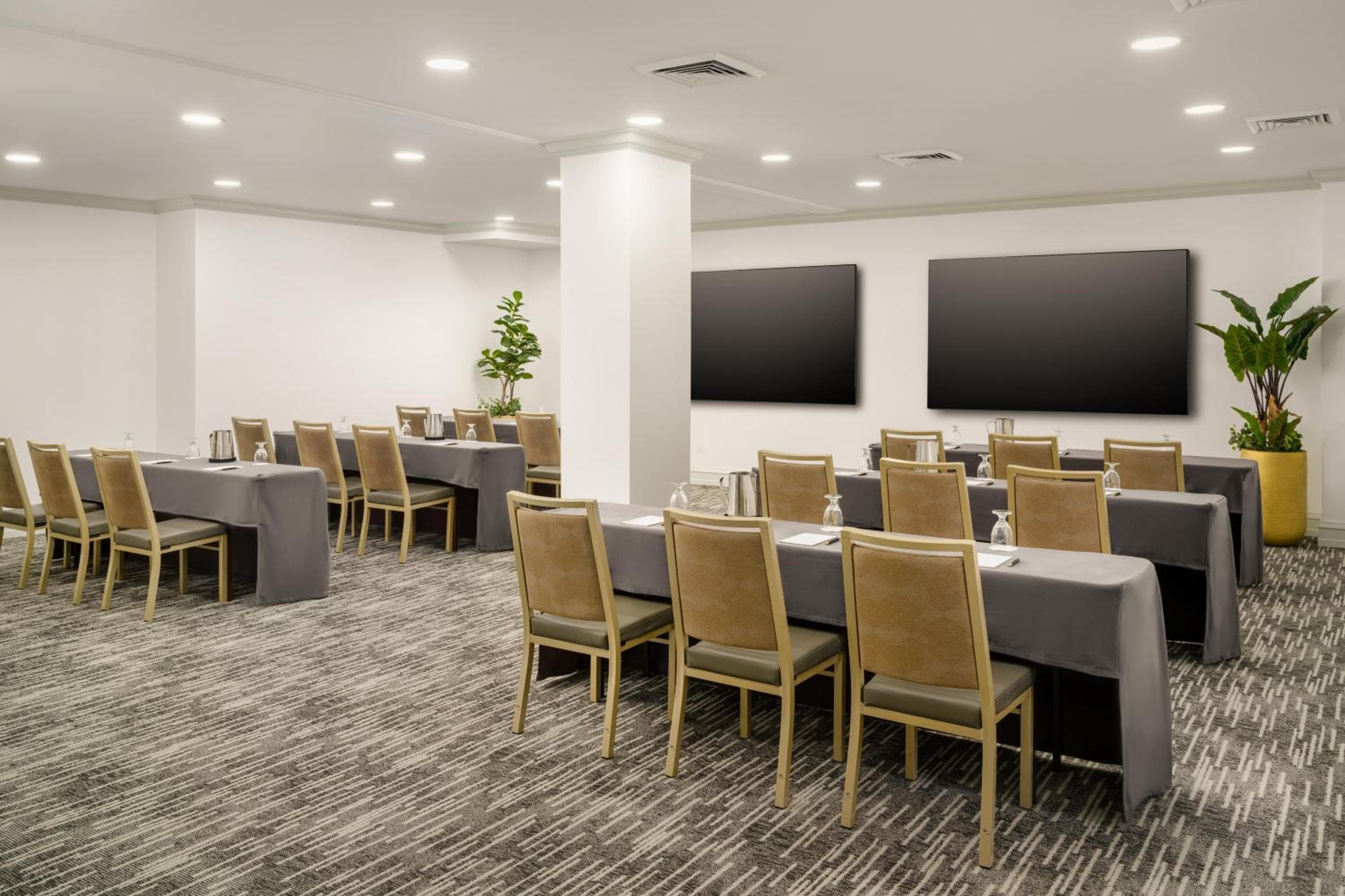 Renaissance Chicago O'Hare Suites Hotel