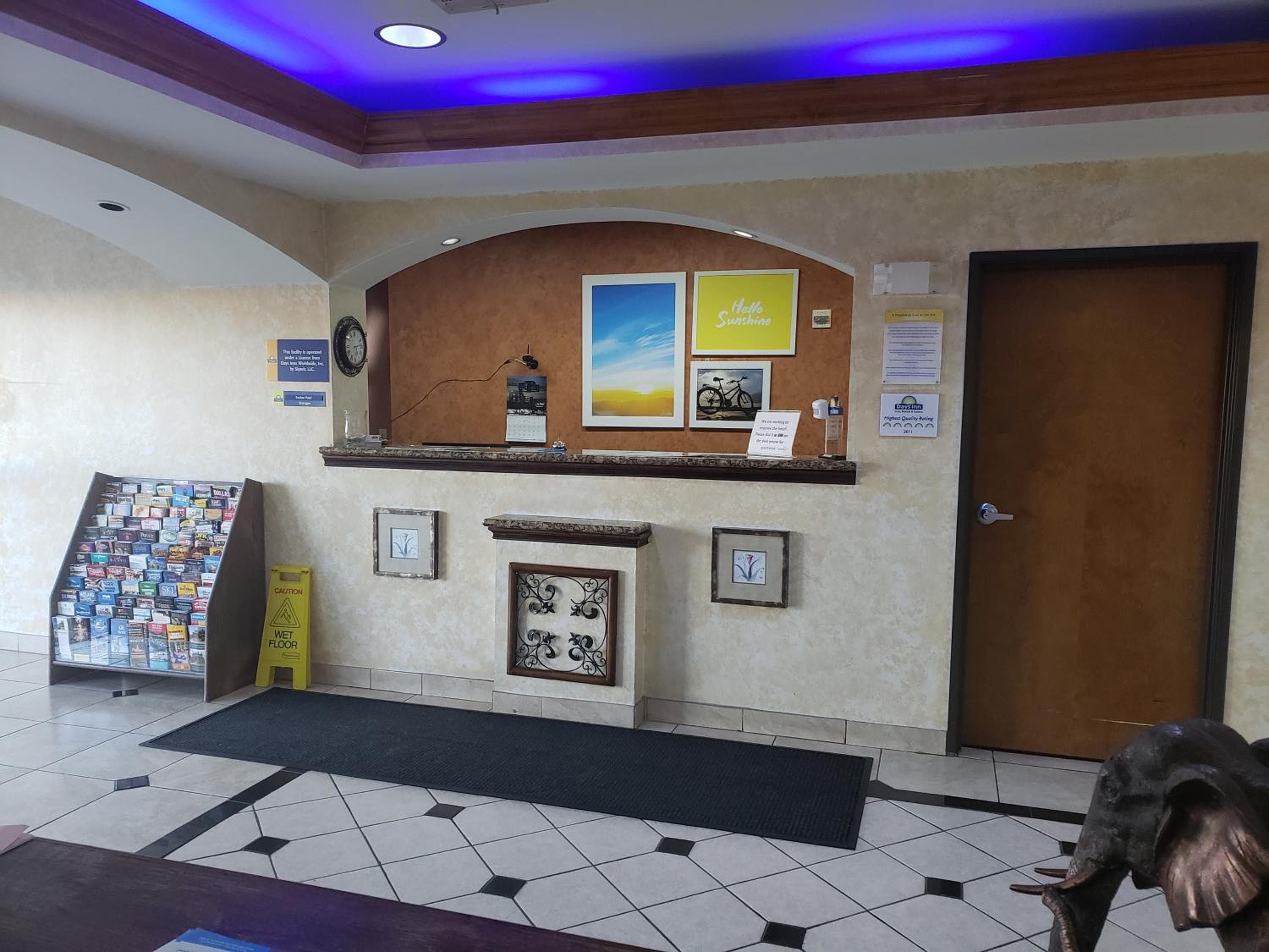 Days Inn & Suites by Wyndham Cleburne TX