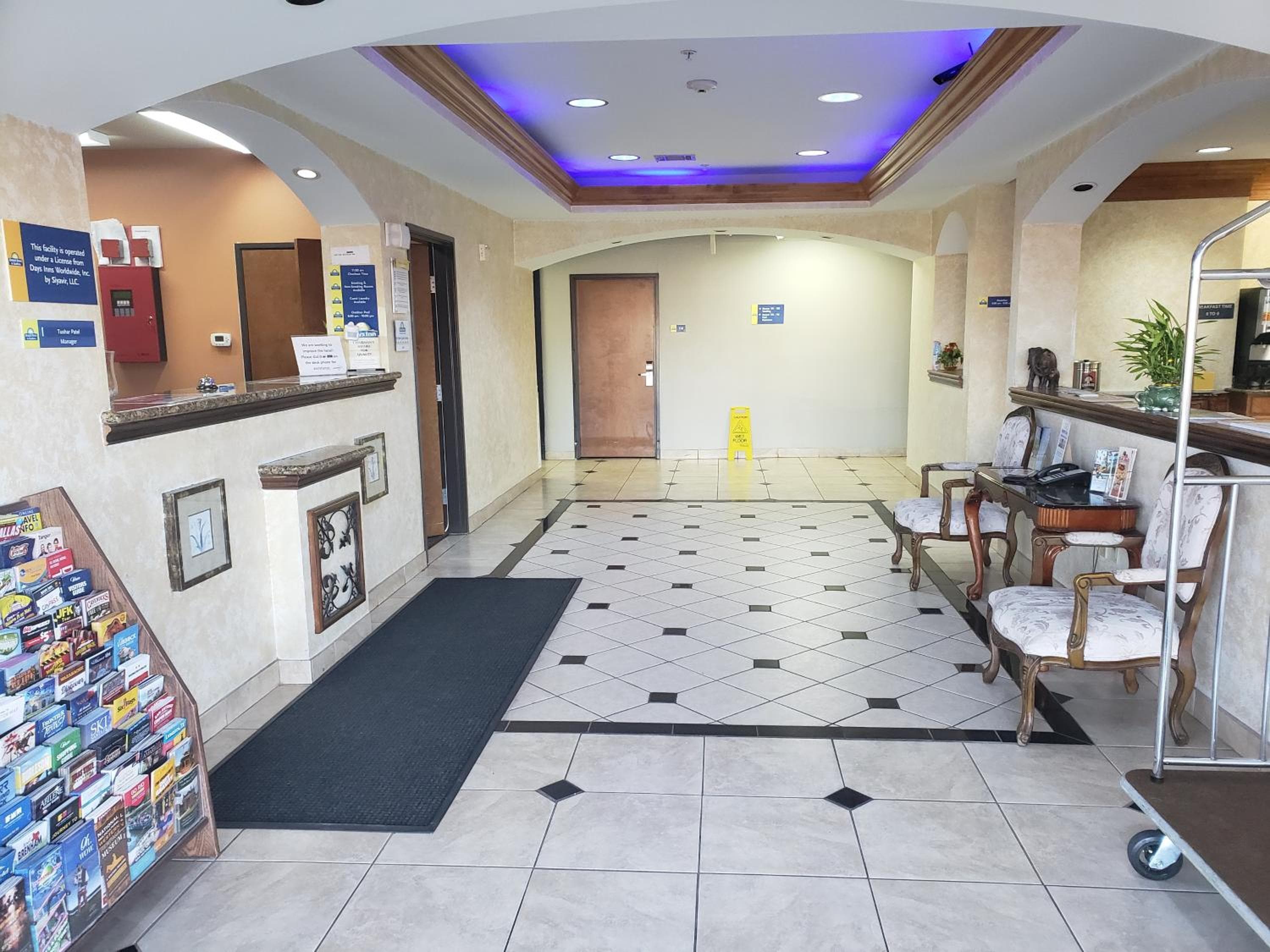 Days Inn & Suites by Wyndham Cleburne TX