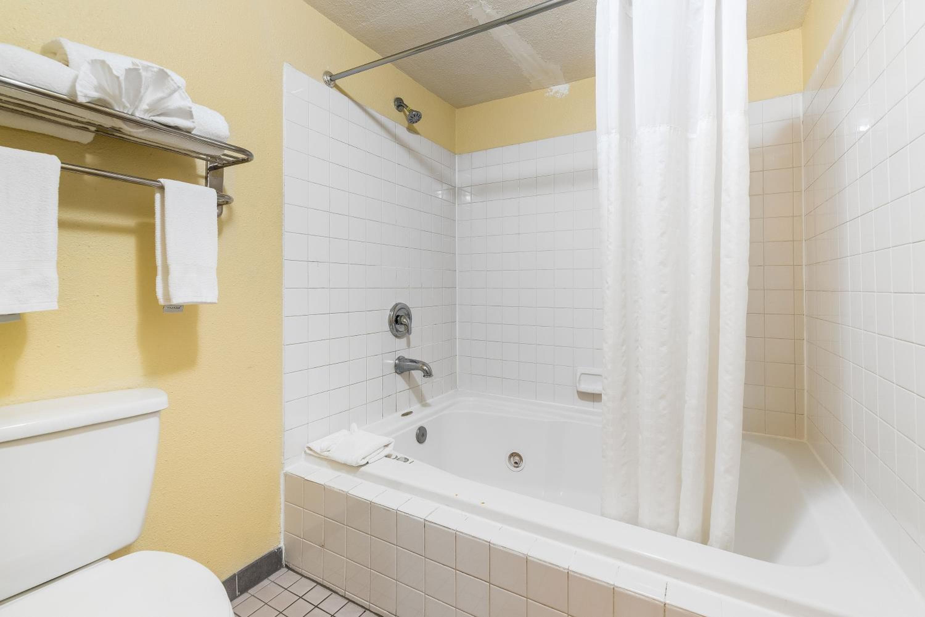 Days Inn by Wyndham Federal Way