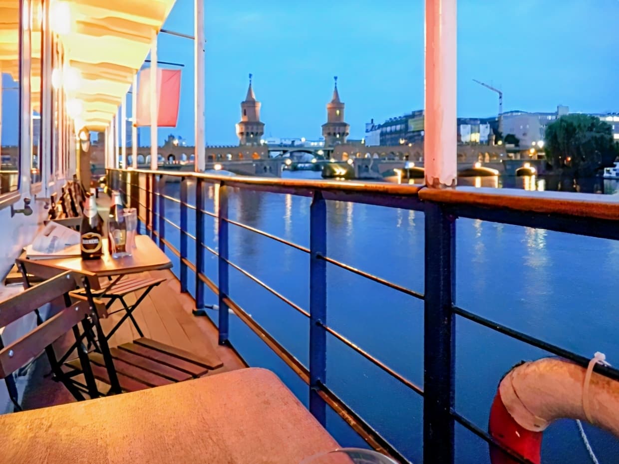 Eastern Comfort Hostel & Hotel Boat